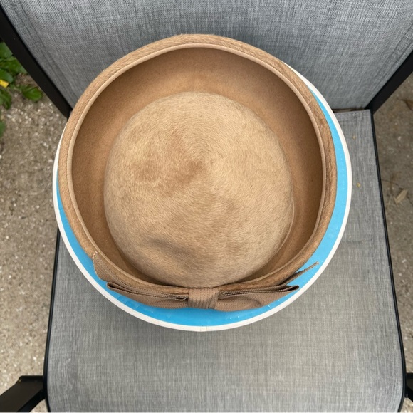 Vintage 1960s Ladies Tan Fur Felt Hat with Back Bow and Hat Box - Picture 9 of 17
